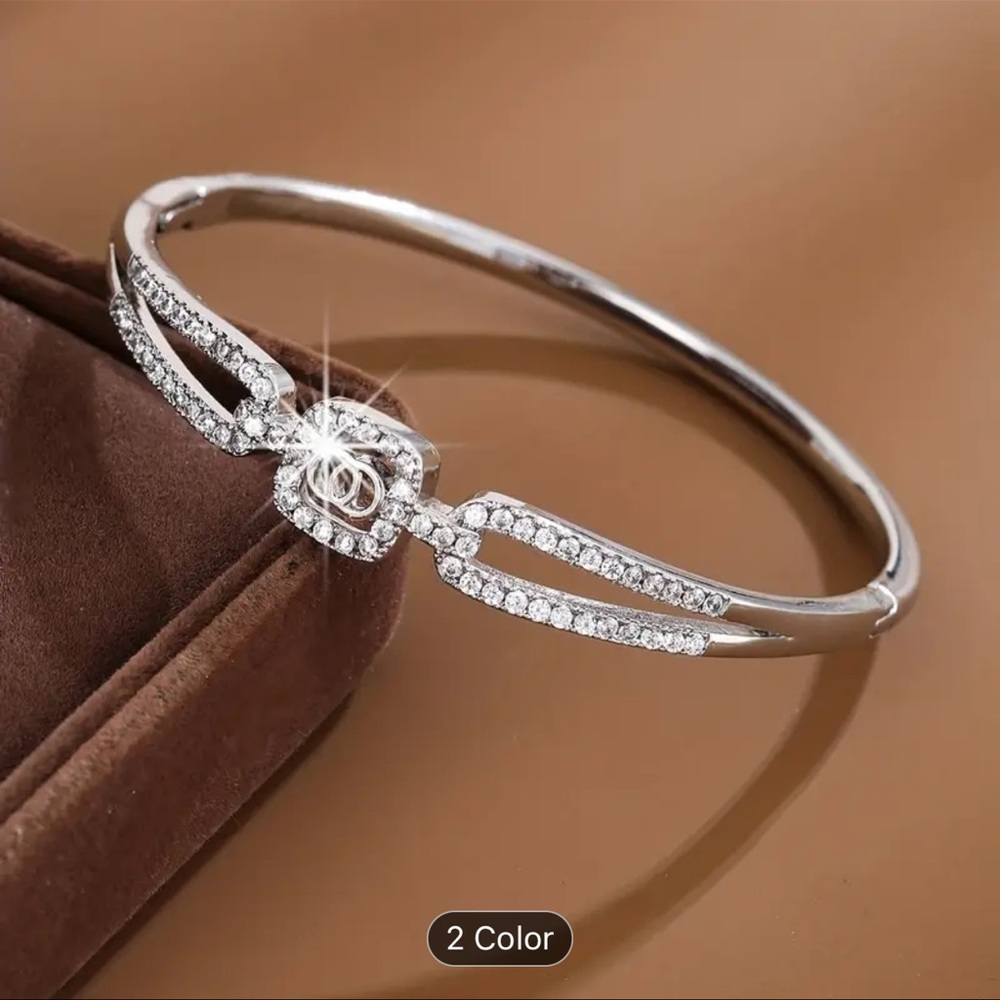Elegant Gold Bracelet with Crystal Accents - Picture 4 of 9
